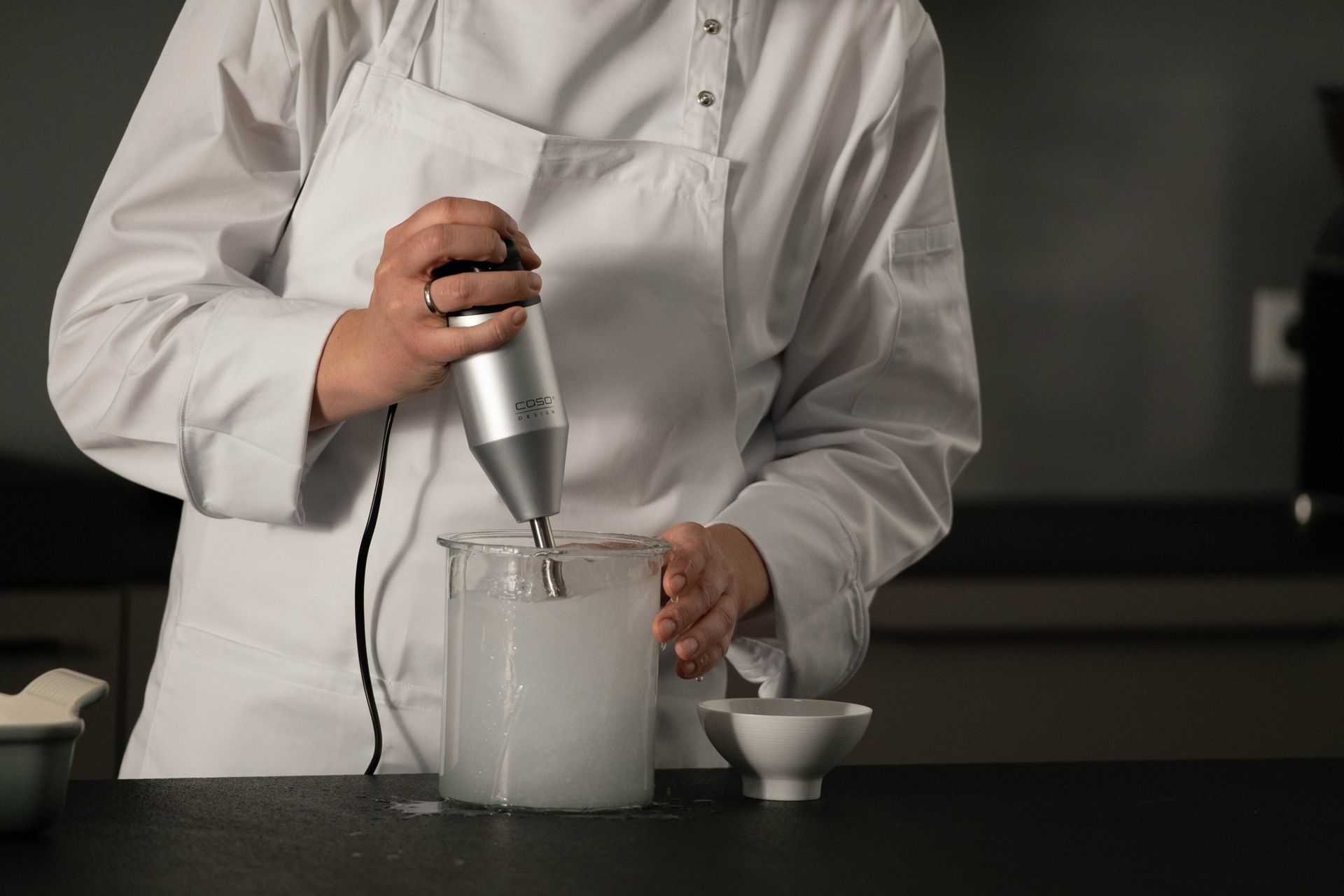 Mann, welcher einen Stabmixer von caso design verwendet